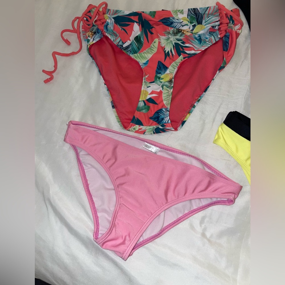 Assorted bikini pieces - Picture 3 of 9